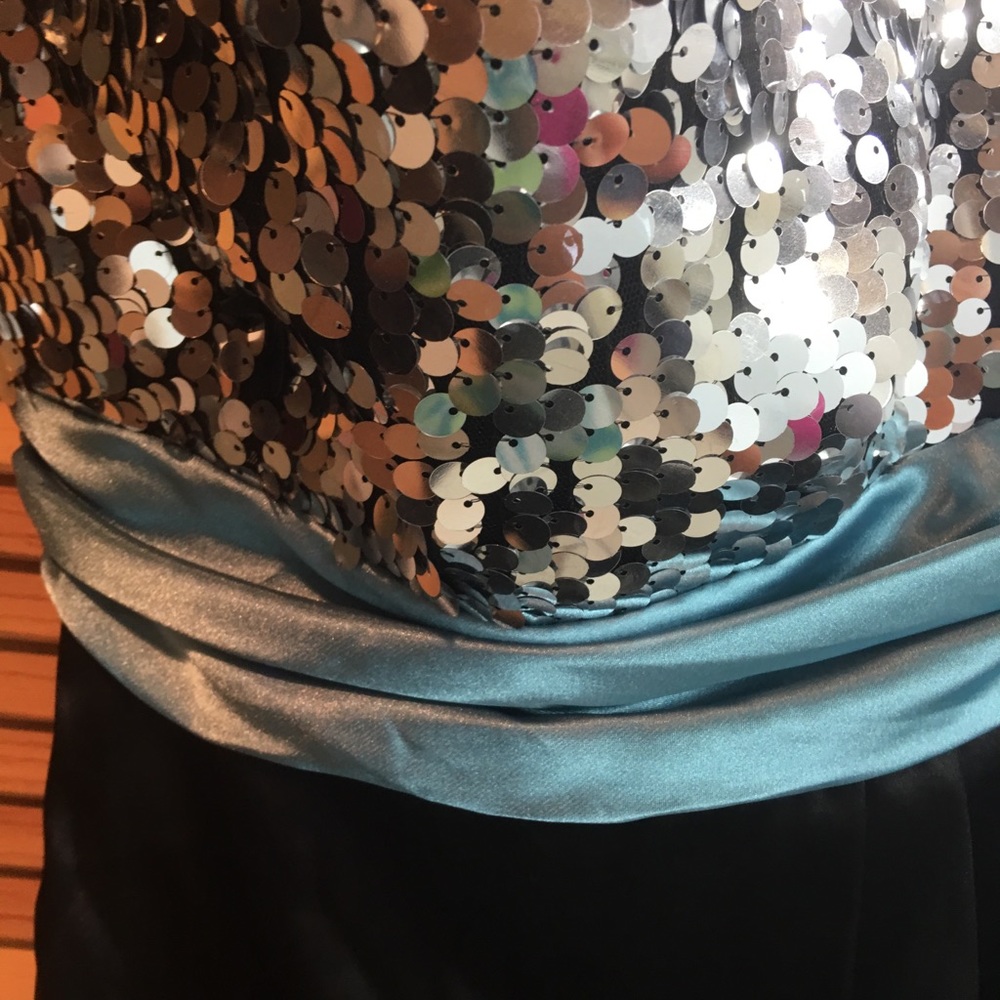 Dress - Picture 4 of 4
